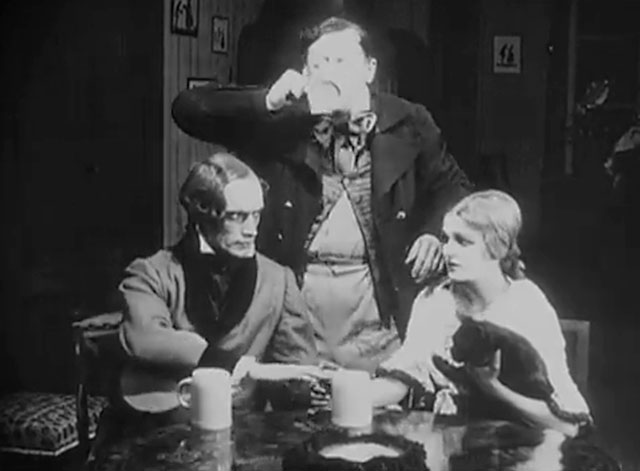 Eerie Tales - Unheimliche Geschichten - Conrad Veidt with drunk Reinhold Schunzel and Anita Berber holding black cat