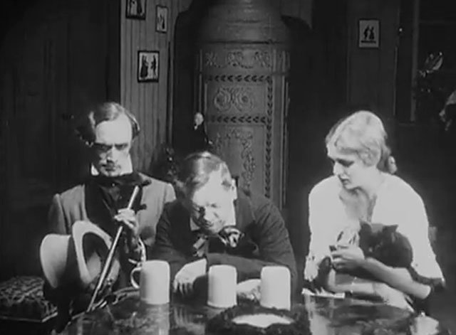 Eerie Tales - Unheimliche Geschichten - Conrad Veidt with drunk Reinhold Schunzel and Anita Berber holding black cat