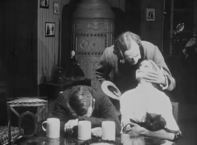 Eerie Tales - Unheimliche Geschichten - Conrad Veidt with drunk Reinhold Schunzel and Anita Berber holding black cat