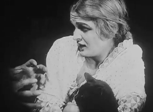 Eerie Tales - Unheimliche Geschichten - Anita Berber horrified as husband reaches for black cat