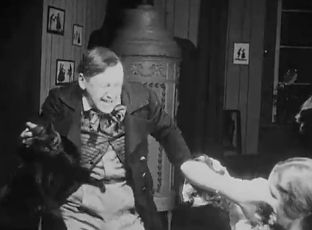 Eerie Tales - Unheimliche Geschichten - drunk Reinhold Schunzel holding black cat by scruff with Anita Berber