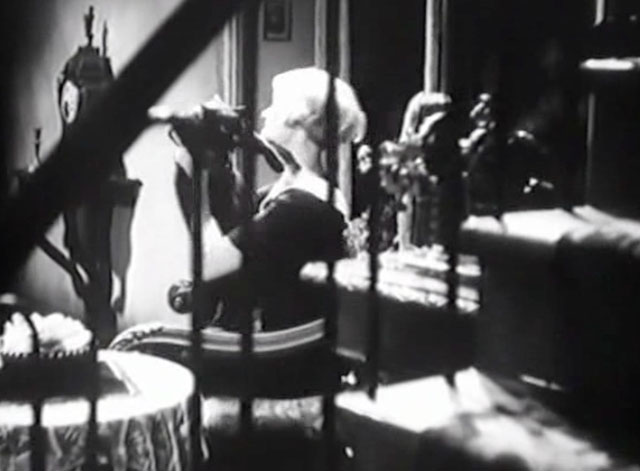 Eerie Tales - Unheimliche Geschichten - Betty Roma Bahn holding black cat