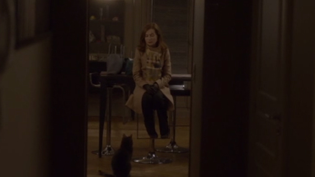 Elle - Michèle Isabelle Huppert sitting with gray cat Marty