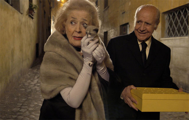 Elsa y Fred - Fred Manuel Alexandre and Elsa China Zorrilla cuddling with snowshoe kitten