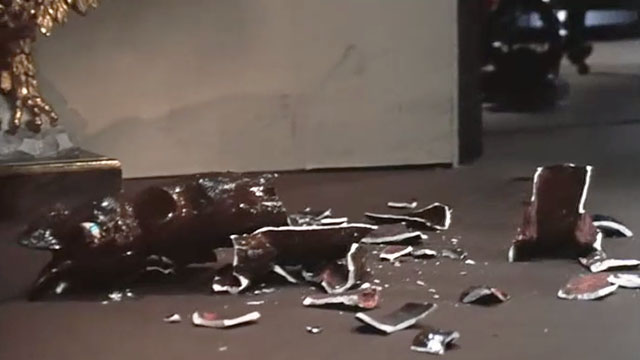 Endless Night - broken cat statue on floor