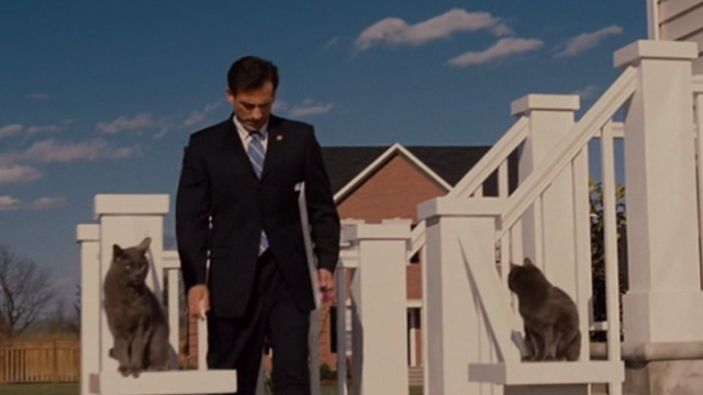 Evan Almighty - Evan Steve Carrell leaving house with two grey cats outside