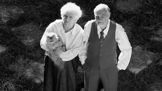 El gato cósmico al final - elderly couple Futema Amadei and Oscar Pavanetto holding longhair Persian cat