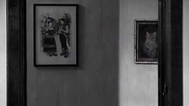 El gato cósmico al final - tabby kitten picture hanging in hallway