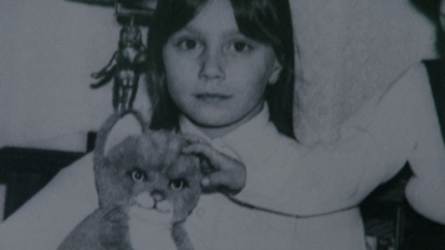 Il gatto dagli occhi di giada - Watch Me When I Kill - girl holding stuffed toy cat