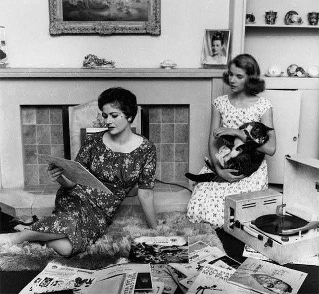 A Girl Must Live - Leslie Margaret Lockwood with daughter holding bicolor tabby cat at home