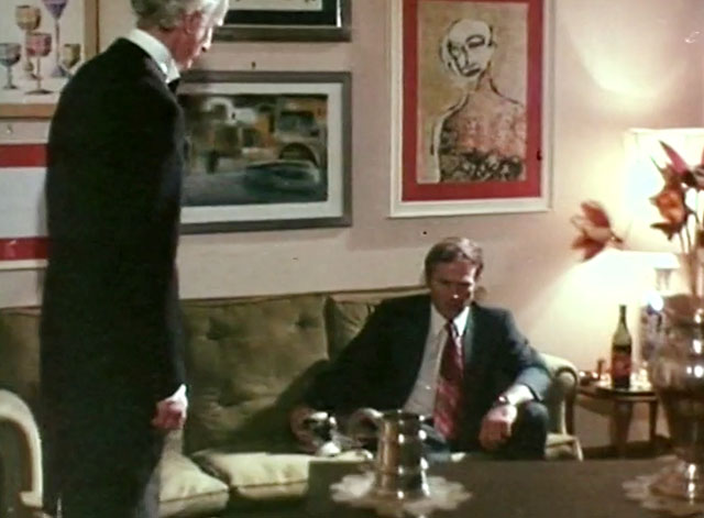 Gli uccisori - The Killers - butler approaching Stephen Isarco Ravaioli on couch with Siamese cat