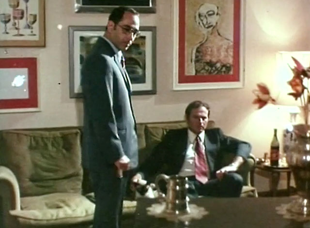 Gli uccisori - The Killers - Inspector standing by Stephen Isarco Ravaioli on couch with Siamese cat