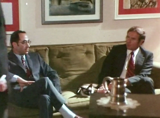 Gli uccisori - The Killers - Inspector sitting with Stephen Isarco Ravaioli and Siamese cat on couch