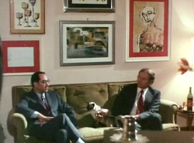 Gli uccisori - The Killers - Inspector sitting with Stephen Isarco Ravaioli and Siamese cat on couch