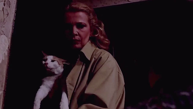 Gloria - Gena Rowlands carrying orange and white tabby cat from apartment