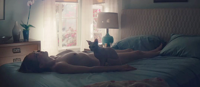 Gloria - Gloria Bell Julianne Moore lying naked on bed with hairless Sphynx cat