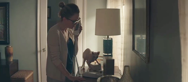 Gloria - Gloria Bell Julianne Moore on phone with hairless Sphynx cat nearby