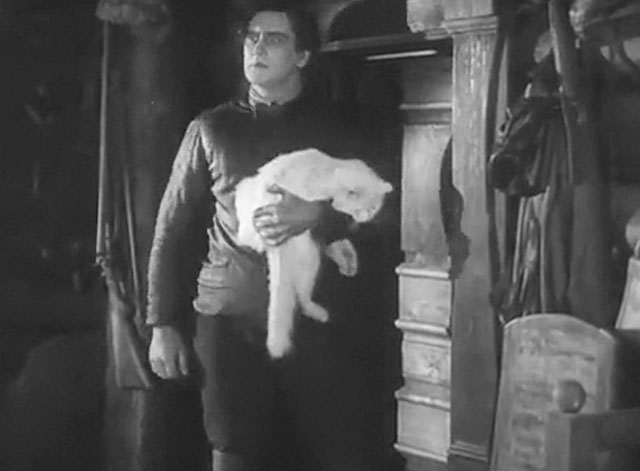 Hans engelska fru - His English Wife - Discord - Birger Holm Urho Somersalmi holding longhair white cat outside door