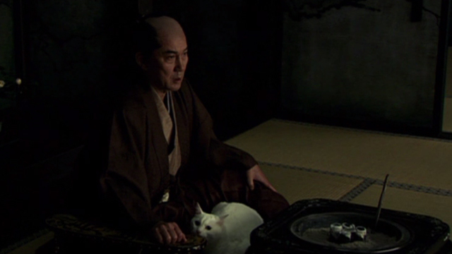 Hara-Kiri - White cat on lap of Kageyu K&ocirc;ji Yakusho