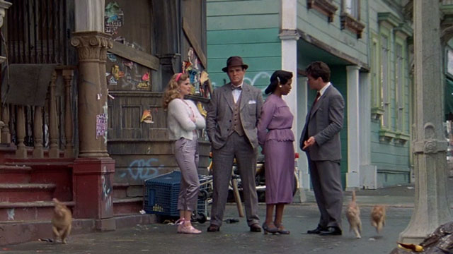 Heart and Souls - Thomas Robert Downey Jr. Penny Alfre Woodard Harrison Charles Grodin Julia Kyra Sedgwick on sidewalk as cats run by