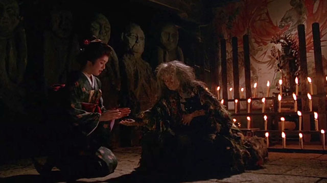 The House Where Evil Dwells - Otami Mako Hattori with old witch Tsuyako Okajima holding black cat in arms