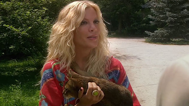 The House Sitter - Elise Tori Spelling holding Abyssinian cat Fred Sushi