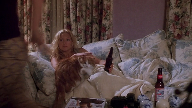 How to Lose a Guy in 10 Days - Andie Kate Hudson with orange and white long haired cat about to leave couch