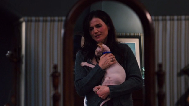I Know Who Killed Me - Susan Julia Ormond holding Sphynx cat in mirror