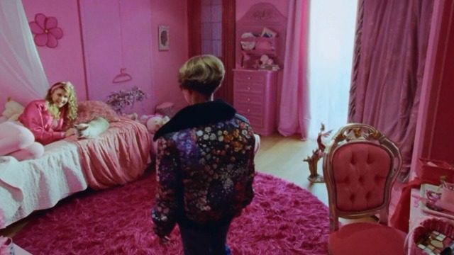 Incompresa - Aria and Lucrezia with cat Le Bon in pink bedroom