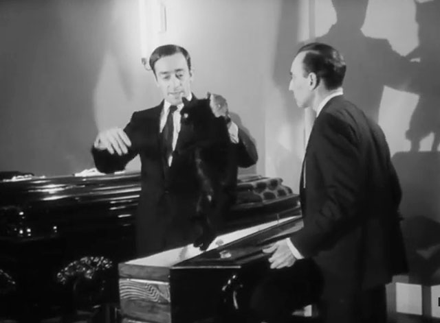 La Herencia - The Inheritance - salesman Alberto Olmedo holding black cat Picara by scruff by coffin with Leopolodo Juan Verdaguer