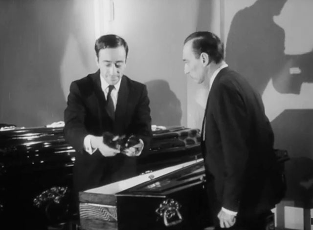La Herencia - The Inheritance - salesman Alberto Olmedo holding black kittens by coffin with Leopolodo Juan Verdaguer