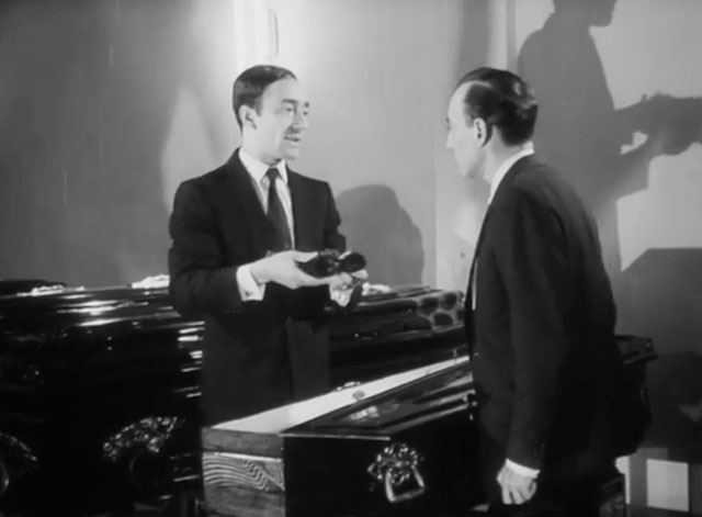 La Herencia - The Inheritance - salesman Alberto Olmedo holding black kittens by coffin with Leopolodo Juan Verdaguer