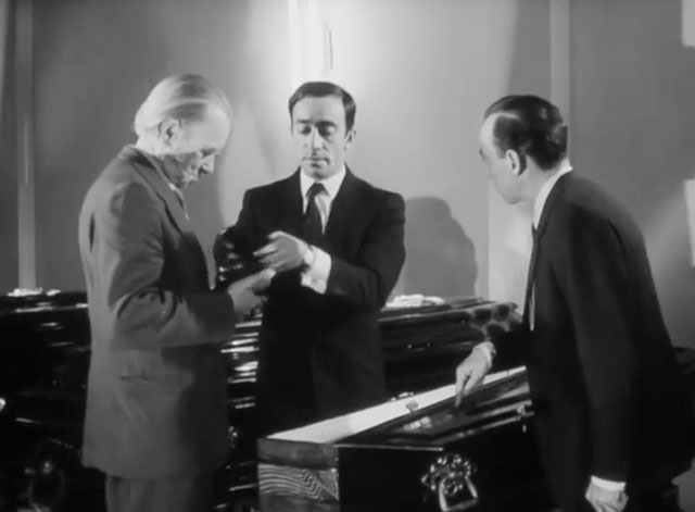 La Herencia - The Inheritance - salesman Alberto Olmedo holding black kittens by coffin with Leopolodo Juan Verdaguer