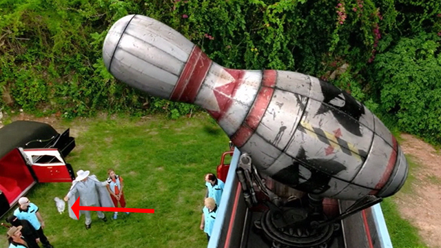 Inspector Gadget 2 - longhaired white cat on grass when weapon is unveiled