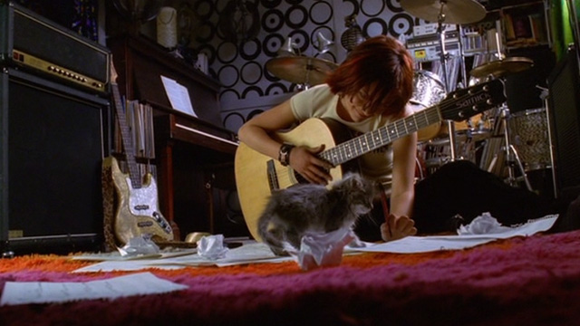 Josie and the Pussycats - Josie Rachel Leigh Cook composing music with long-haired gray kitten in front