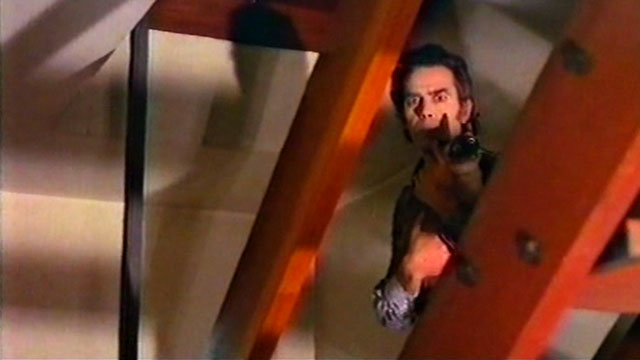 The Killer Wore Gloves - La muerte llama a las 10 - Mr. Lewis Carlos Otero holding Siamese cat Bonzo in shadows on stair