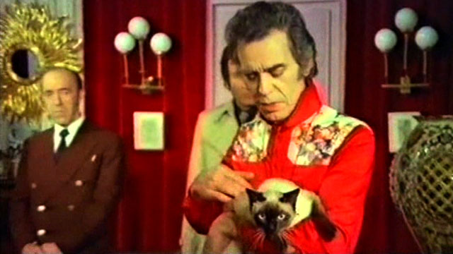The Killer Wore Gloves - La muerte llama a las 10 - Mr. Lewis Carlos Otero holding Siamese cat Bonzo