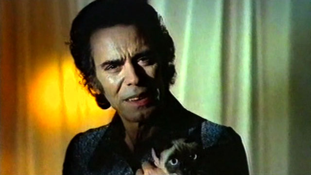 The Killer Wore Gloves - La muerte llama a las 10 - Mr. Lewis Carlos Otero holding Siamese cat Bonzo
