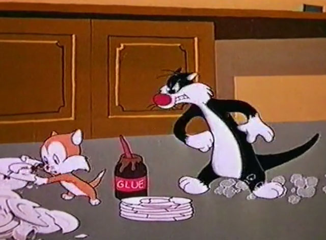 Kit for Cat - Sylvester the cat finding the kitten trying to glue plates back together