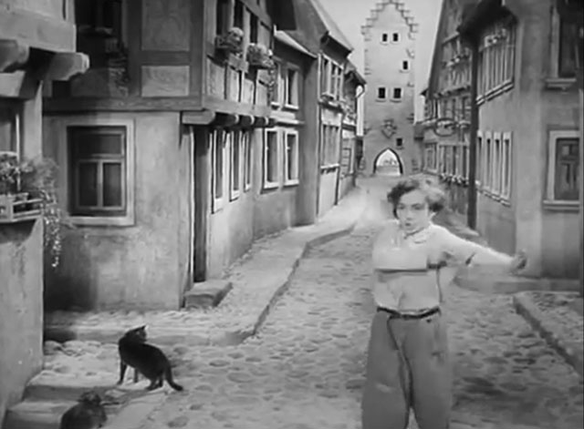 Der Kleine Muck - Willi Puhlmann getting tough on cobblestone street with tabby cats