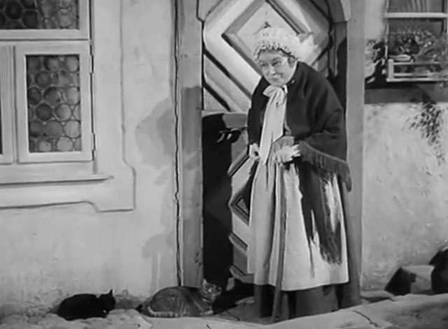 Der Kleine Muck - Frau Ahavzie Elise Aulinger with cats outside house