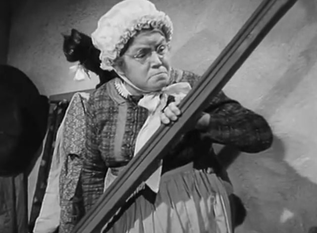 Der Kleine Muck - Frau Ahavzie Elise Aulinger with black cat on shoulder