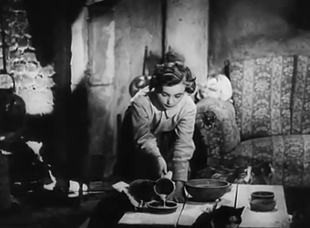 Der Kleine Muck - Willi Puhlmann feeding cats wearing bibs around table