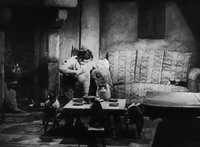 Der Kleine Muck - Willi Puhlmann feeding cats with bibs at table