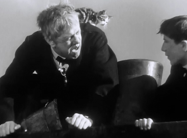 L'Atalante - kitten on Jules Michel Simon's shoulder closer