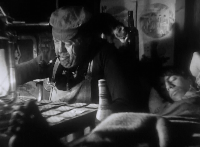 L'Atalante - kitten Jules Michel Simon shoulder in cabin