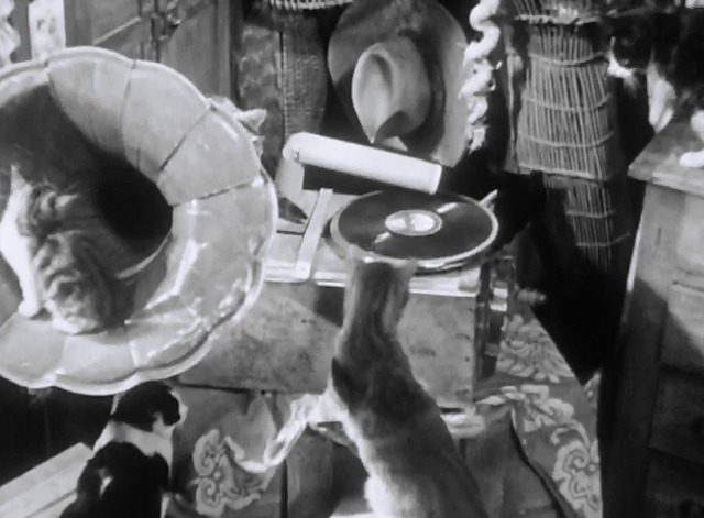 L'Atalante - cats gathered around gramophone