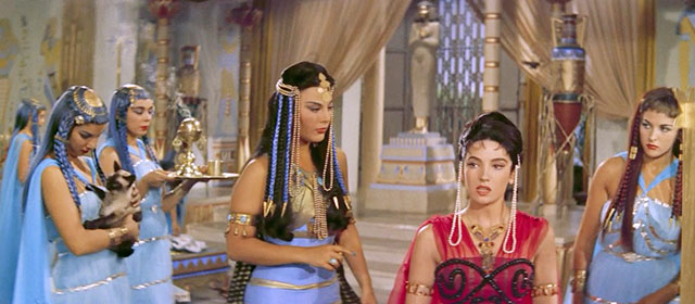Le legioni di Cleopatra - Legions of the Nile - Cleopatra Linda Cristal with ladies in waiting one holding Siamese cat