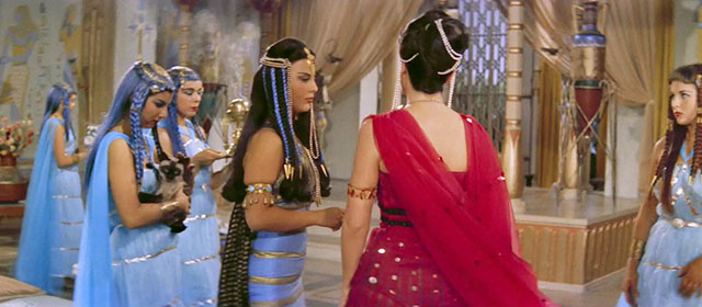 Le legioni di Cleopatra - Legions of the Nile - Cleopatra Linda Cristal with ladies in waiting one holding Siamese cat