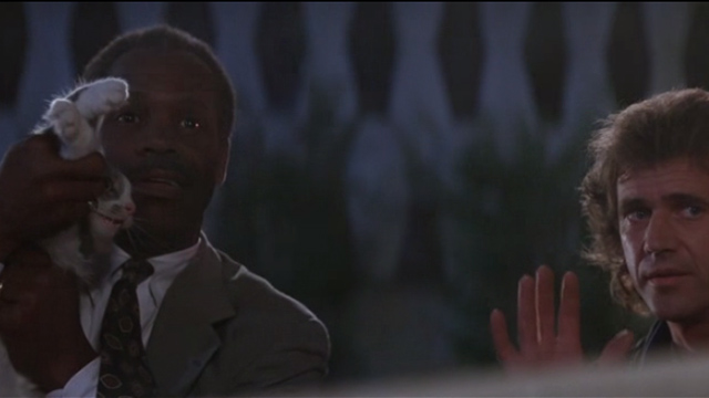 Lethal Weapon 3 - Murtaugh Danny Glover and Riggs Mel Gibson sitting beside car with cat